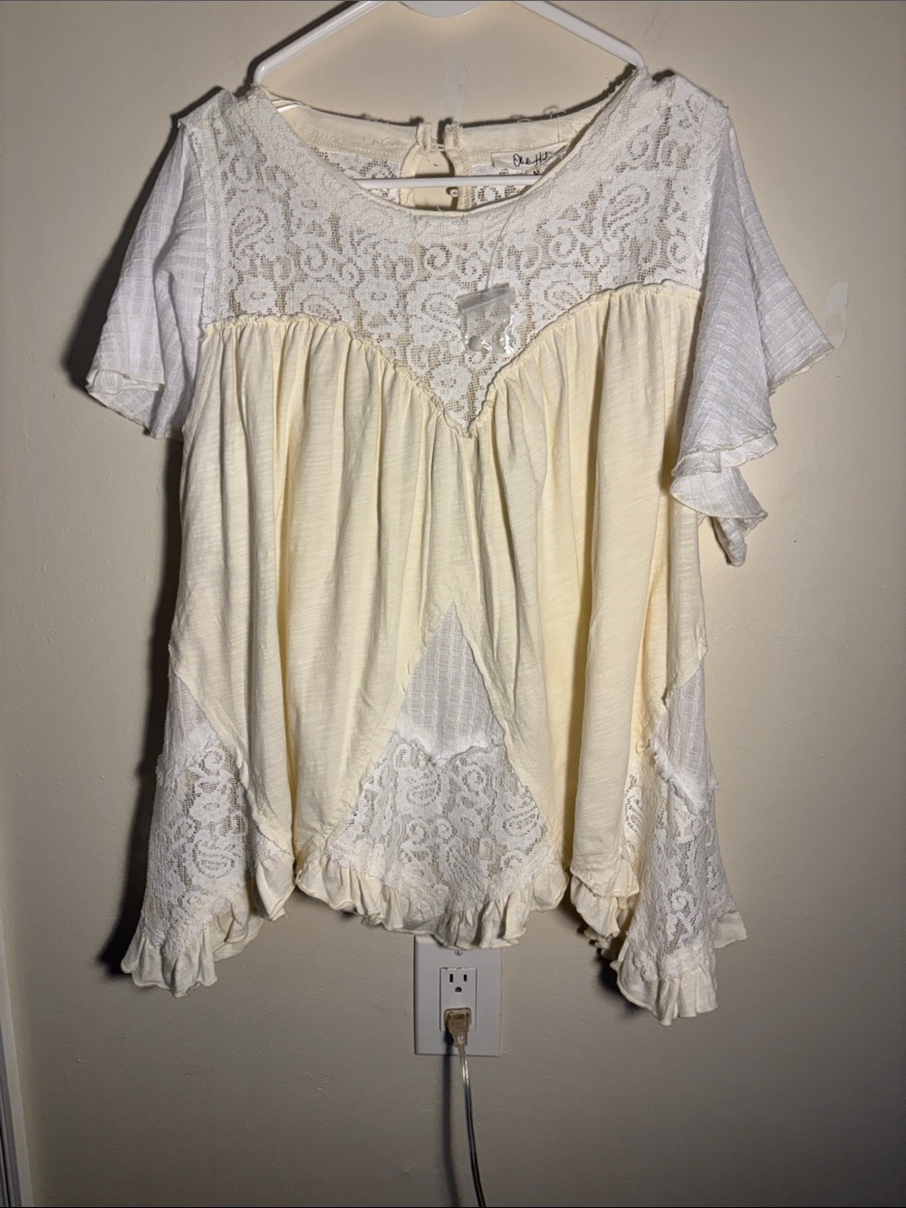 Oli & Hali Cream and White Lace Ruffled Flutter Sleeve Top
